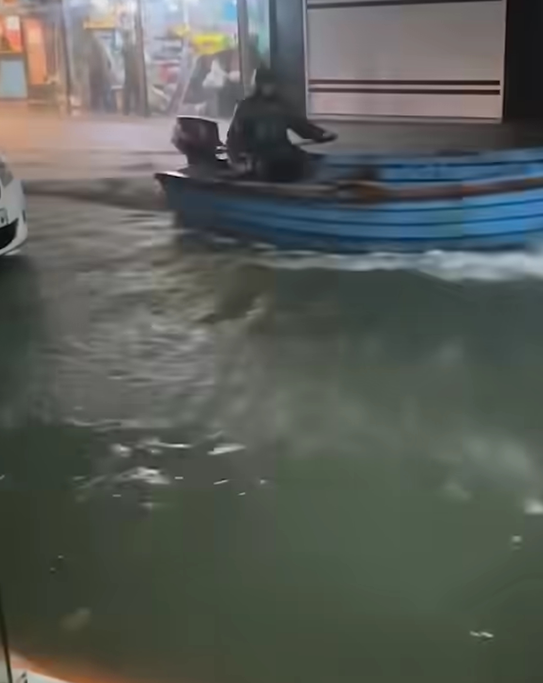 تردد در خيابانهاي رشت با قايق 